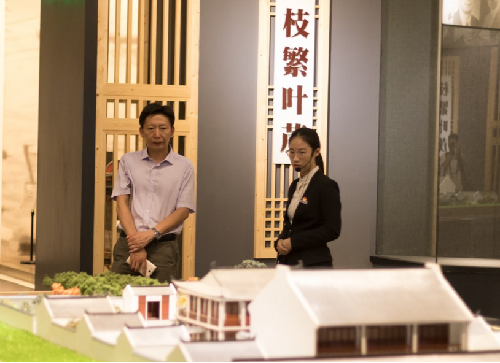 1529032618909261.png 刘才华参观博物馆2.png